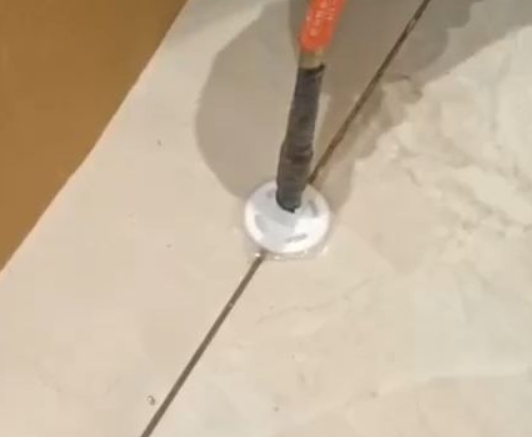黄石瓷砖空鼓维修公司专业解答瓷砖在铺贴过程中，如果没有涂抹均匀到位的粘结材料（如水泥砂浆或瓷砖胶），可能会导致以下问题
