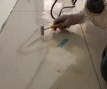 黄石瓷砖开裂维修公司专业分享瓷砖在铺贴前如果没有沥干水分，将会导致以下问题